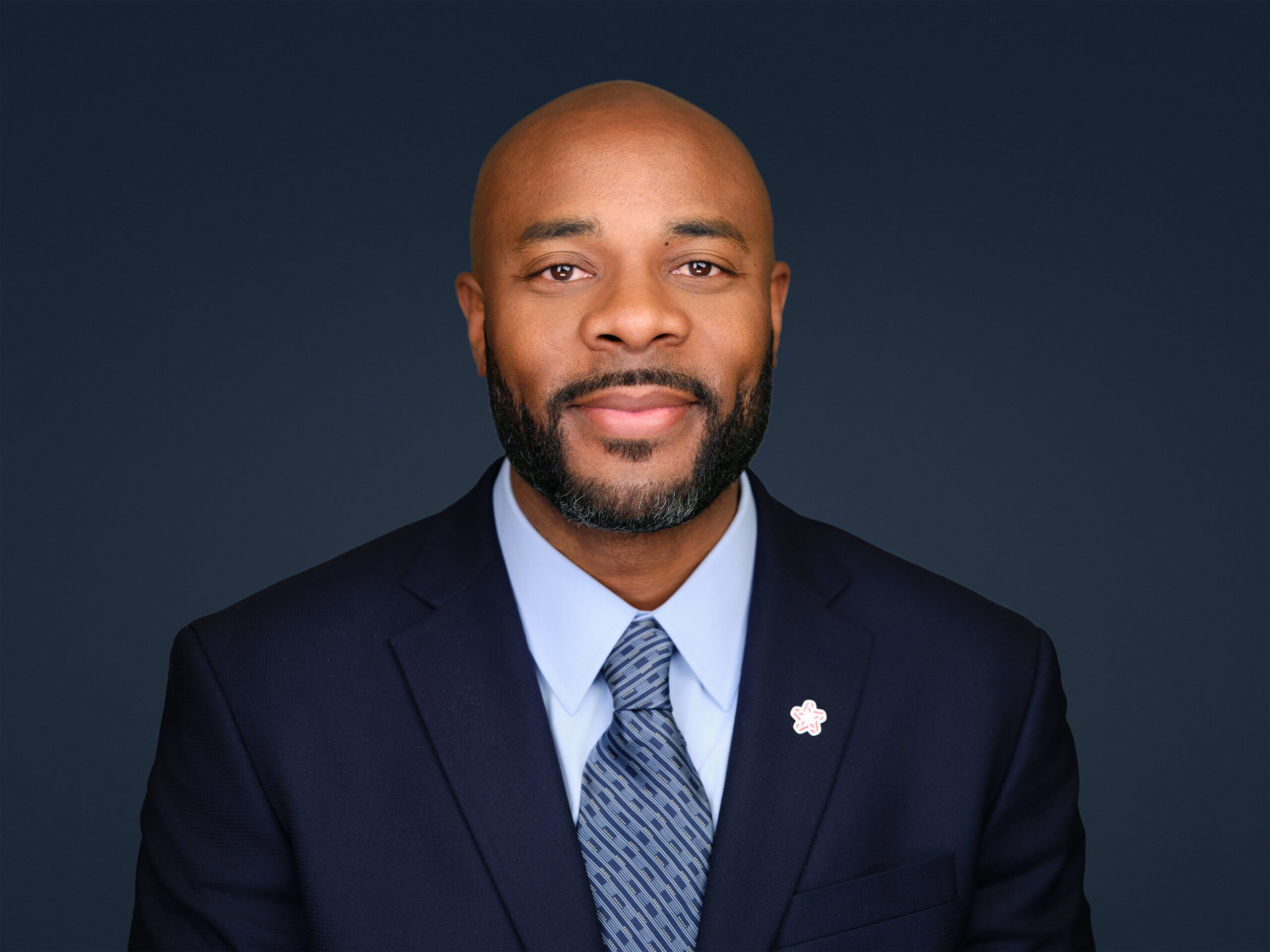 Mortgage broker headshot of a man in a blazer, Tempe
