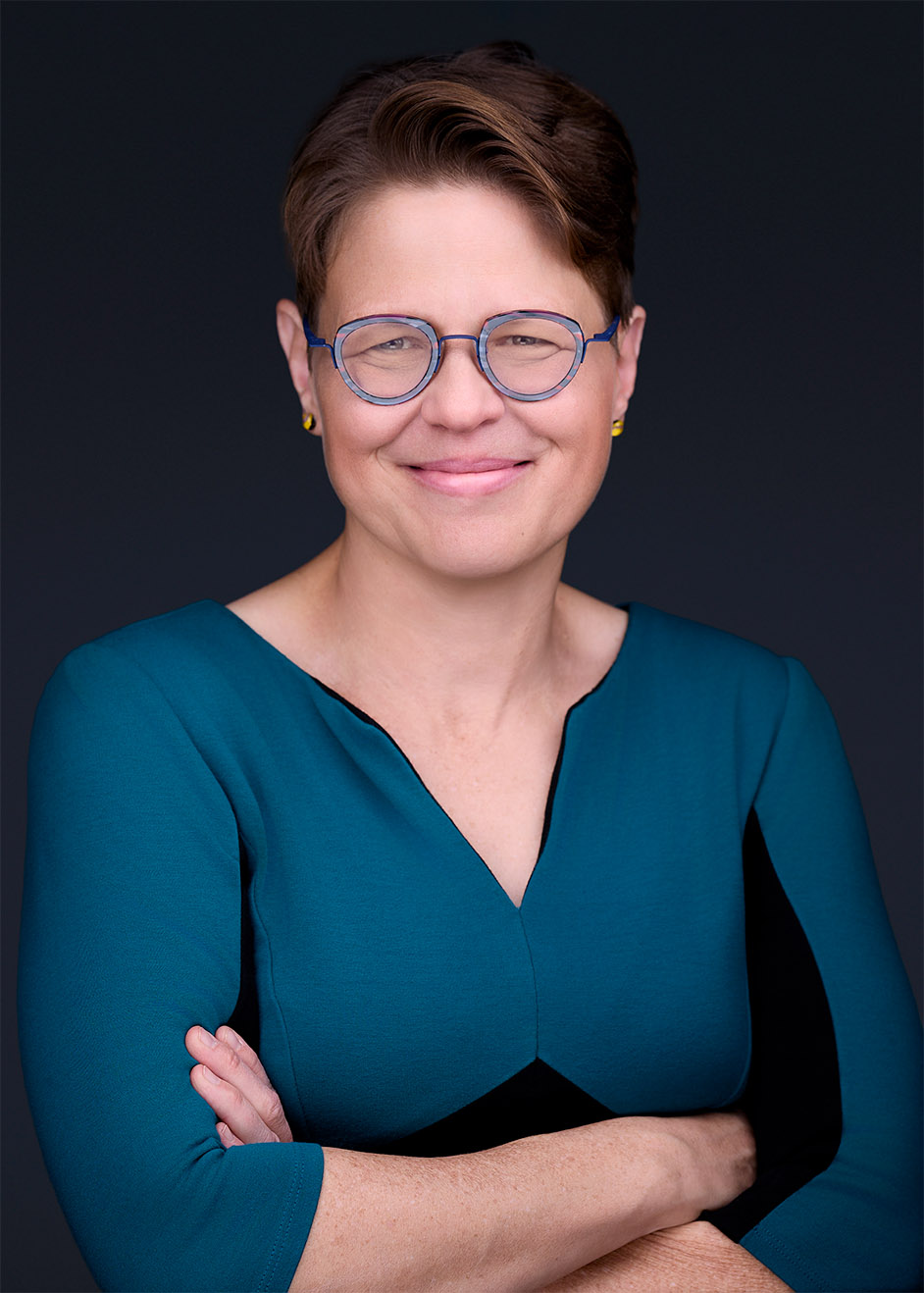 Harris Elizabeth 257–0105 Half Body Retouched