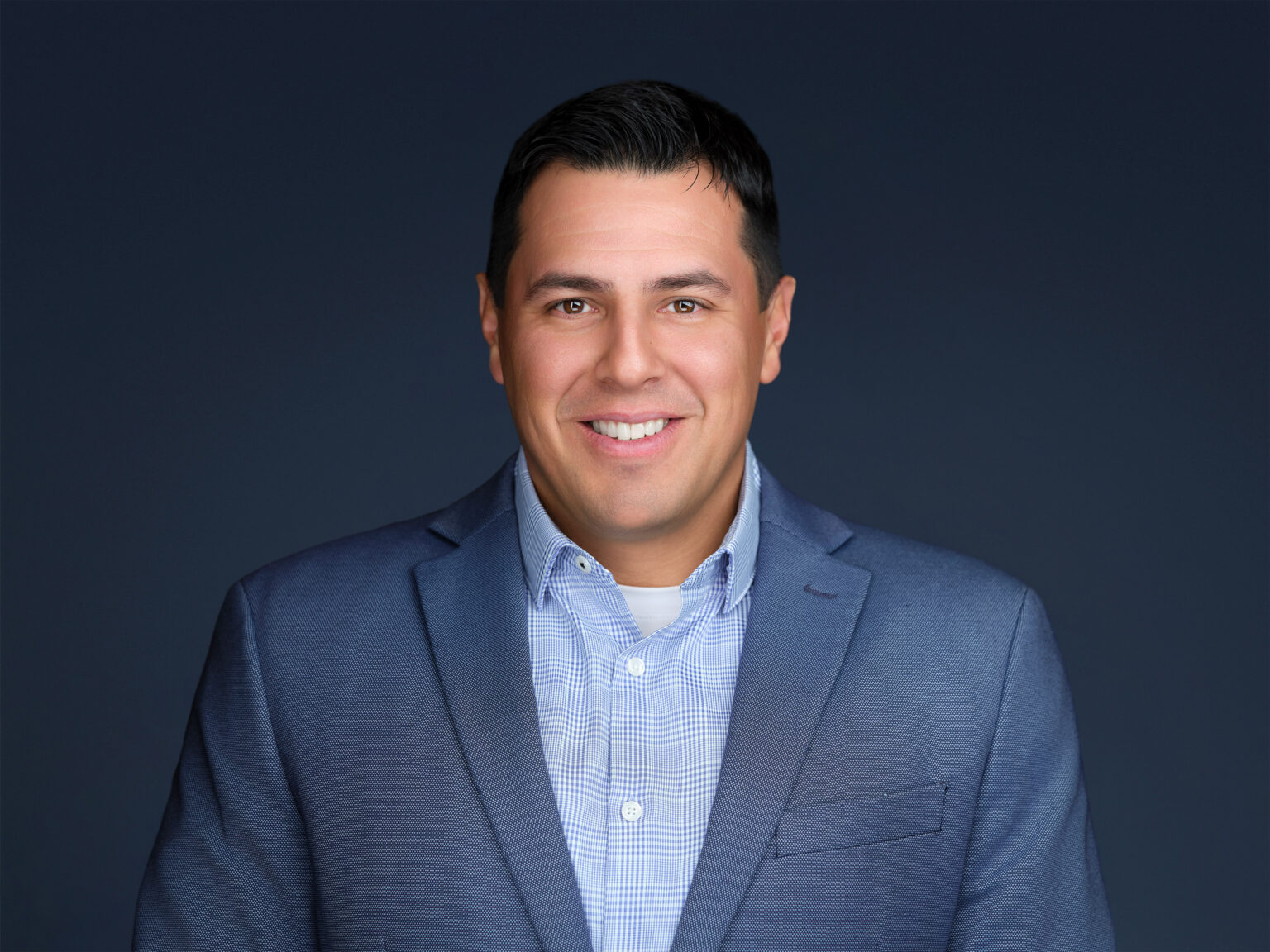 Modern business man headshot for LinkedIn, captured by Duane Furlong Studios in Scottsdale.